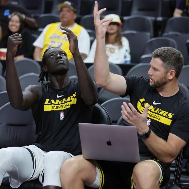 BOYU体育APP下载-湖人助教流失早有预兆，“浓眉陪练”被沃格尔挖走