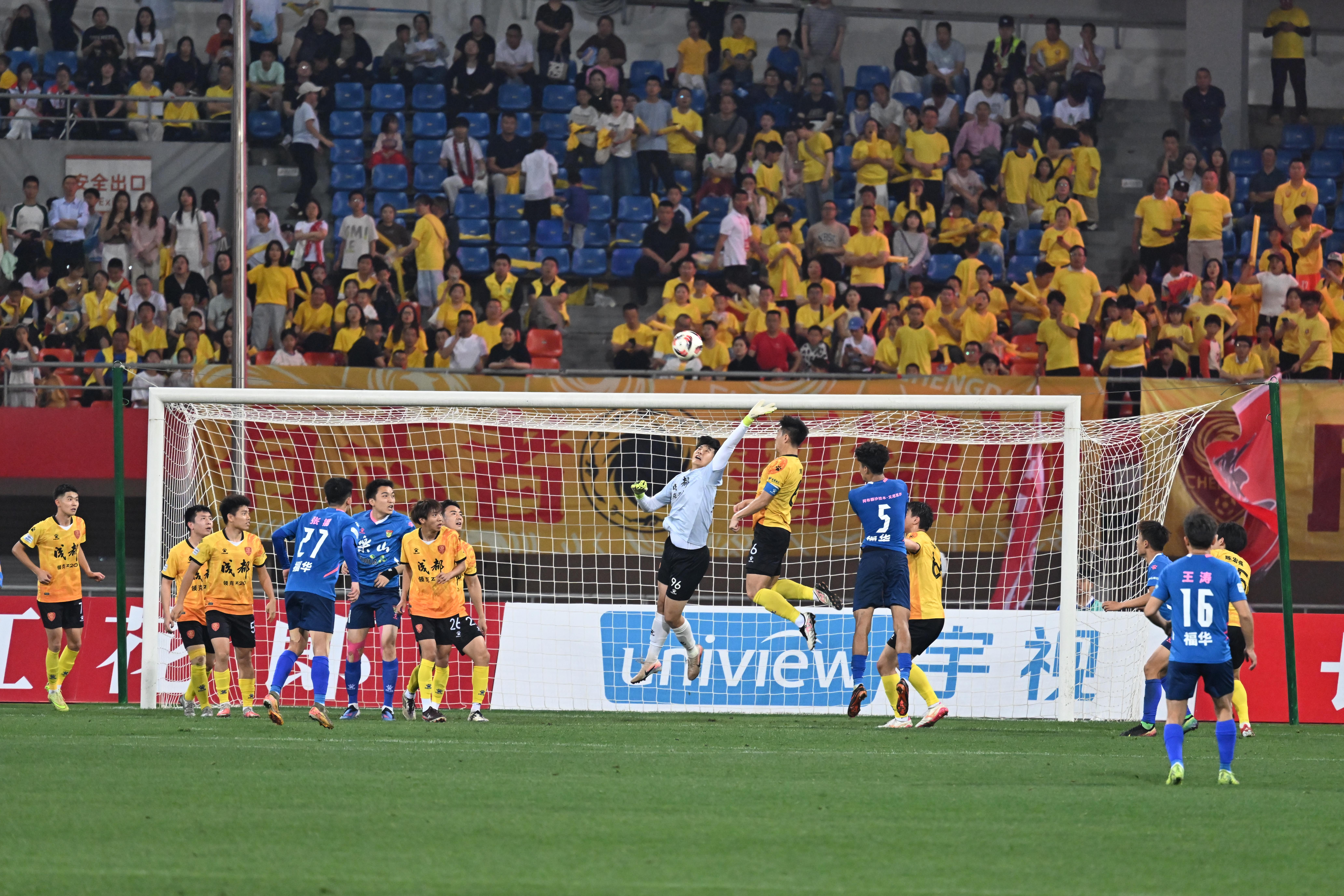 BOYU SPORTS-四川省城市足球联赛丨成都队2:1战胜乐山队，歌手赵传观赛助威